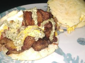 Una foto de Arepas rellenas de todo!!
