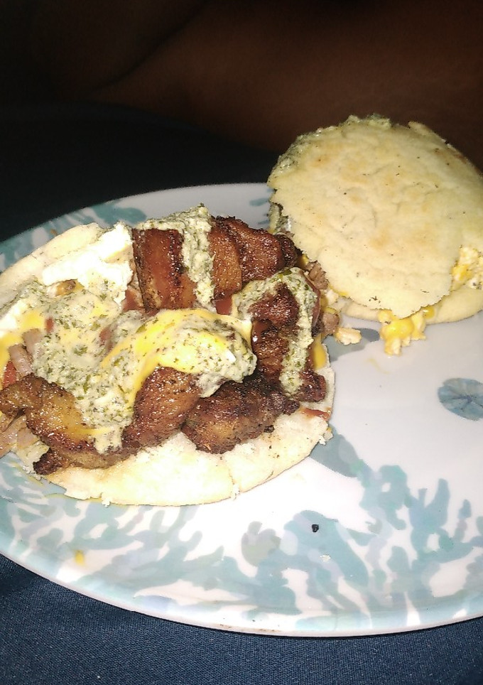 Una foto de Arepas rellenas de todo!!