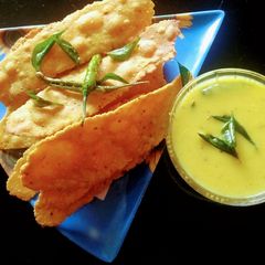 A picture of Gujarati fafda with besan chutney.
