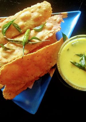 A picture of Gujarati fafda with besan chutney.