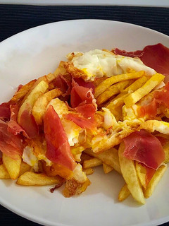Una foto de Huevos rotos con jamón