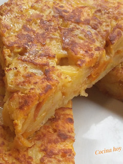 Una foto de Tortilla de boniato, patata y cebolla