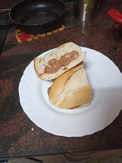 Una foto de Bocadillo de albóndigas con chistorra y queso