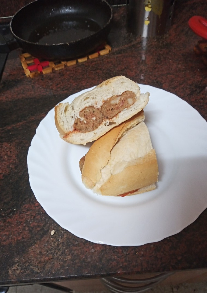 Una foto de Bocadillo de albóndigas con chistorra y queso