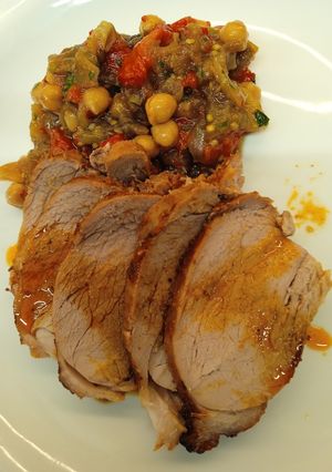 Una foto de Carre de cerdo + ensalada tibia de garbanzos