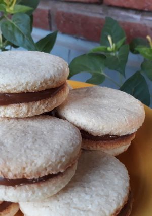 Una foto de Alfajorcitos de Coco con Dulce de Leche!