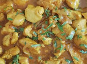 Una foto de Pollo al Curry Tailandés (exótico y fresco)