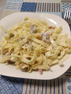 Una foto de Tagliatella con queso mascarpone champiñones y bacon