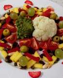 Ensalada de frutas, verduras y frutos secos