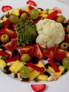 Una foto de Ensalada de frutas, verduras y frutos secos