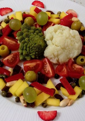 Una foto de Ensalada de frutas, verduras y frutos secos