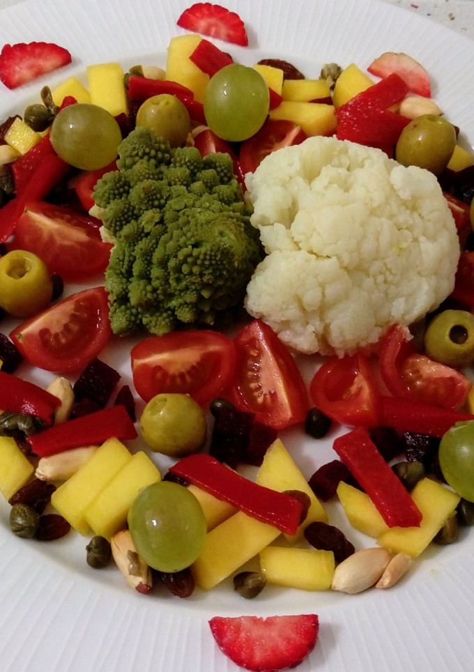 Una foto de Ensalada de frutas, verduras y frutos secos