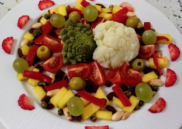 Ensalada de frutas, verduras y frutos secos