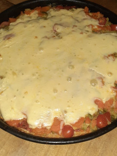 Una foto de Pizza sin harina con base de coliflor y vegetales