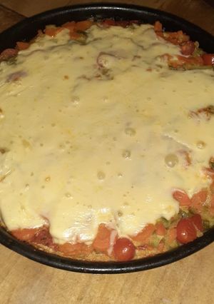 Una foto de Pizza sin harina con base de coliflor y vegetales