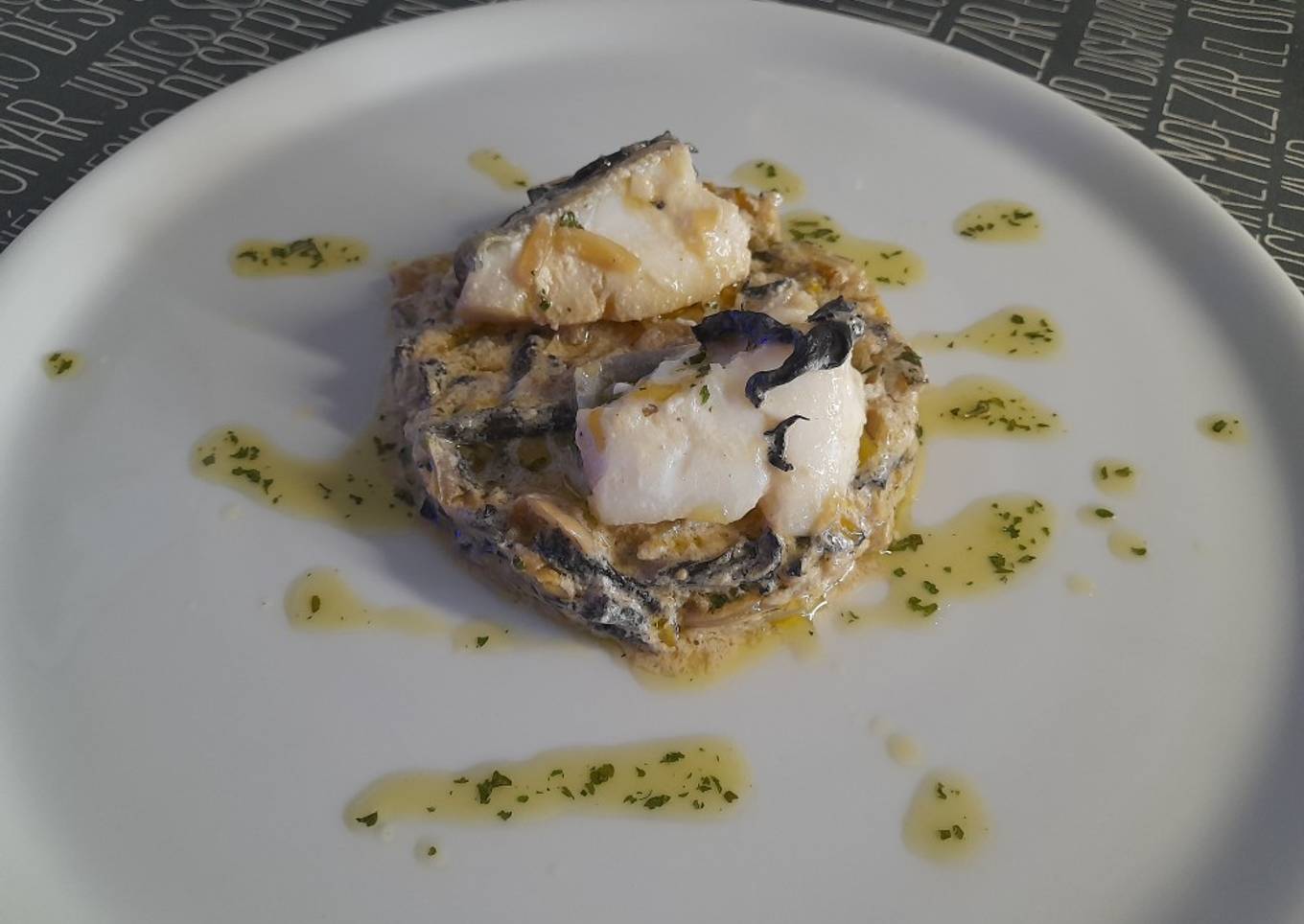 Bacalao cremoso con verduritas y trompeta de la muerte