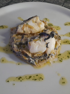 Una foto de Bacalao cremoso con verduritas y trompeta de la muerte