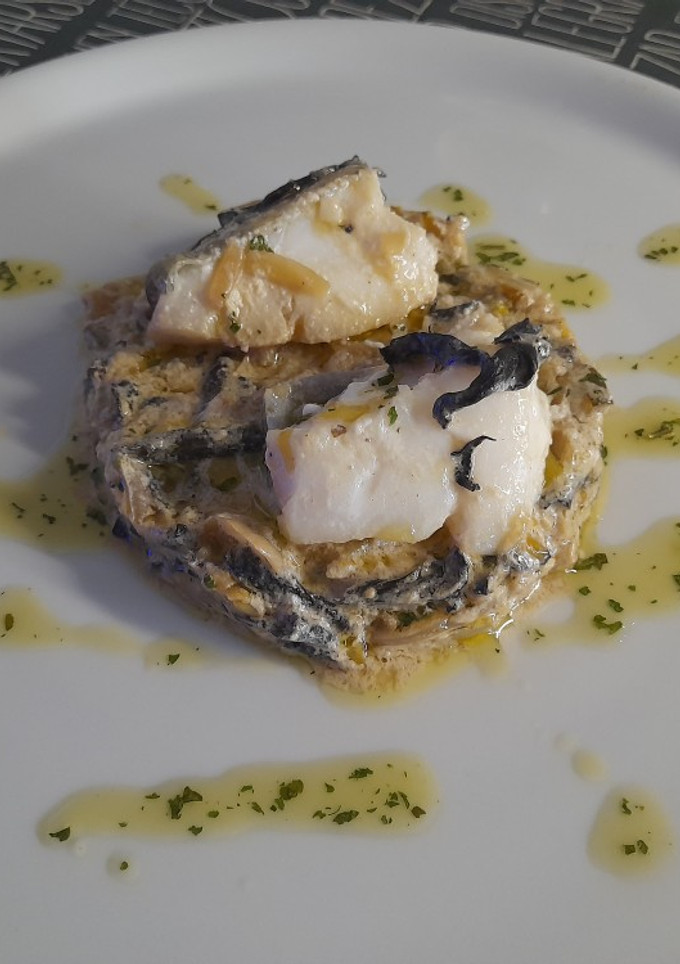 Una foto de Bacalao cremoso con verduritas y trompeta de la muerte