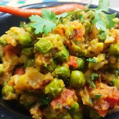 A picture of Turnip & carrot bharta with green peas.
