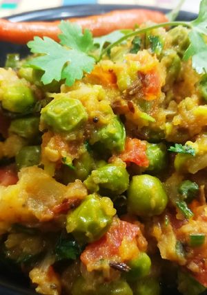 A picture of Turnip & carrot bharta with green peas.