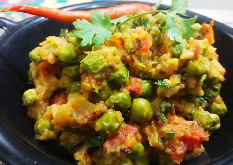 Turnip &amp; carrot bharta with green peas