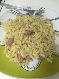 Una foto de Pasta con longaniza blanca