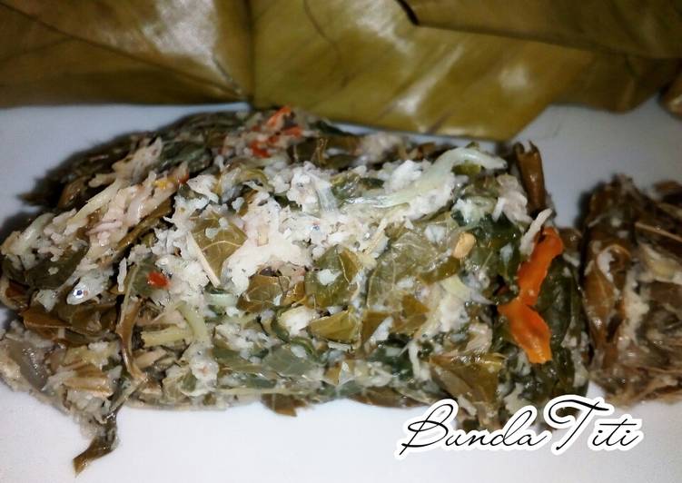 290.Pepes teri daun singkong