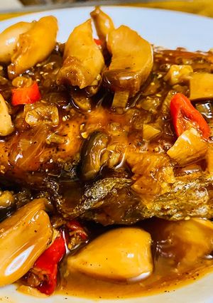 Hình của món Cá thu một nắng kho cùng nấm đùi gà.