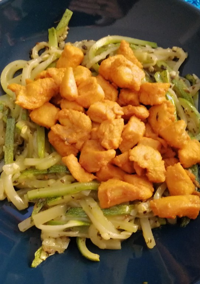 Una foto de Spaghetti de calabacín con pollo, cúrcuma y soja