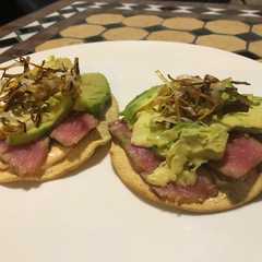 Une photo de Spicy Tuna Tostada