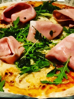 Una foto de Pizza casera de mortadela, rucula y concentrado de albahaca 🌿