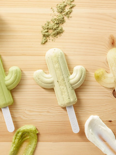Una foto de Helado de té matcha - Moldes de cactus | Lékué