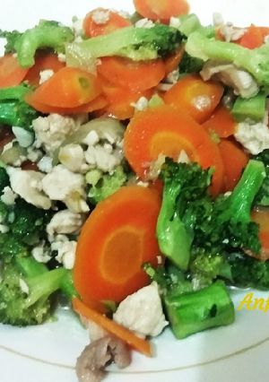 Foto resep Tumis brokoli, wortel, ayam, kecap Inggris