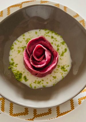 Foto di Rose di pasta fresca (con crema di parmigiano e parmigiano verde)