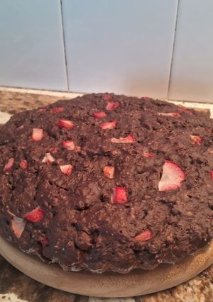 Una foto de Torta de chocolate, avena y frutillas sin azúcar 🍓🍓🍫