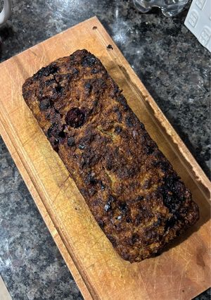 Una foto de Pan de banana y arándanos sin harina ni azúcar