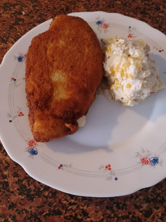 Una foto de Pechuga rellena de jamon serrano y queso