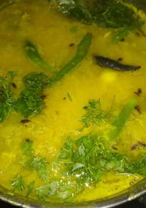 A picture of Red lentil with garlic and chopped coriander leaves.