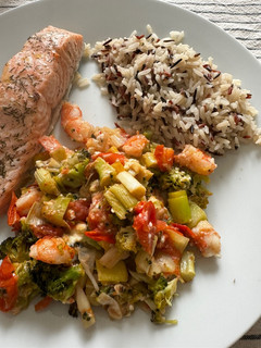 Una foto de Salmón al horno con verduras y arroz