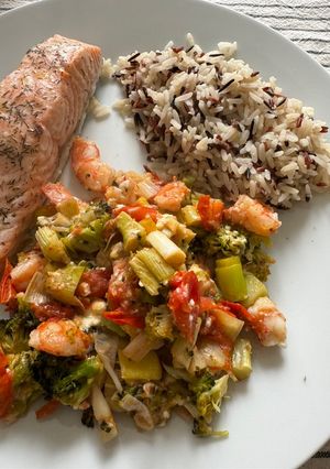 Una foto de Salmón al horno con verduras y arroz
