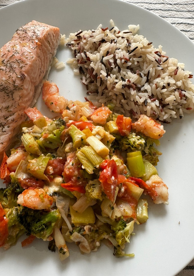 Una foto de Salmón al horno con verduras y arroz