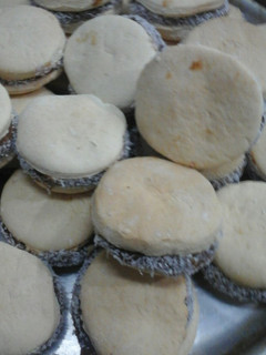 Una foto de Alfajor de maicena! Súper fácil!!