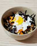 Mì trộn rong biển trứng trần