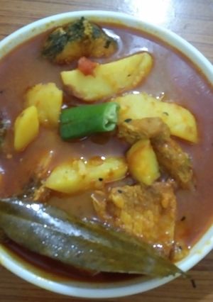 A picture of Potato Rahu Fish Curry.