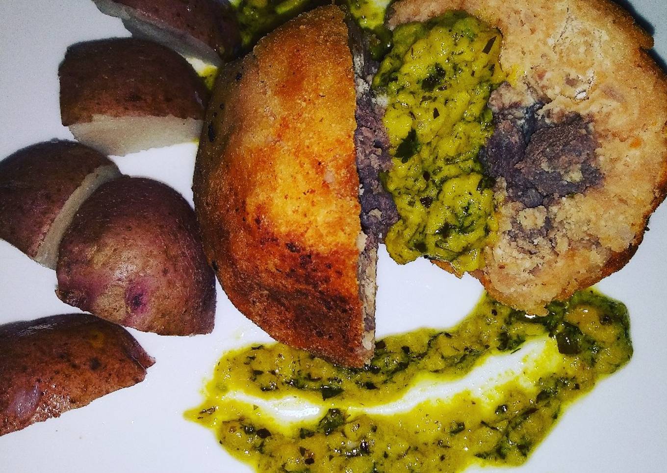 Empanado de viandas y bistec crema de aguacate y papas rojas