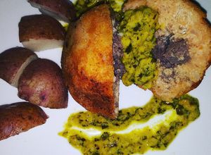 Una foto de Empanado de viandas y bistec crema de aguacate y papas rojas