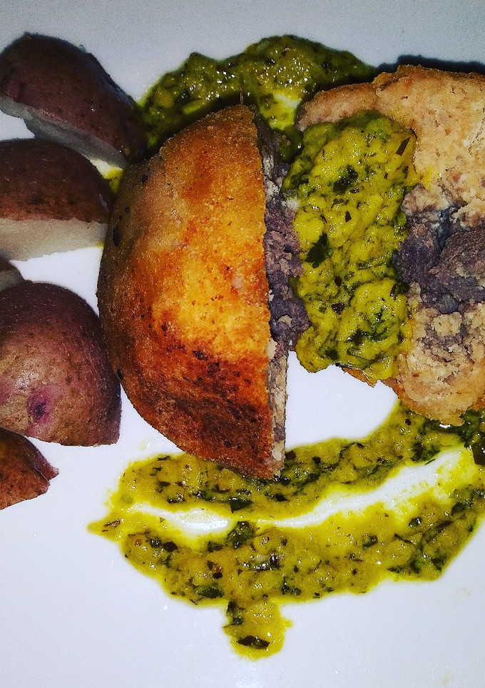 Una foto de Empanado de viandas y bistec crema de aguacate y papas rojas
