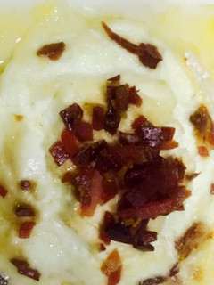 Una foto de Queso de cabra al horno con manzana caramelizada y taquitos de jamón