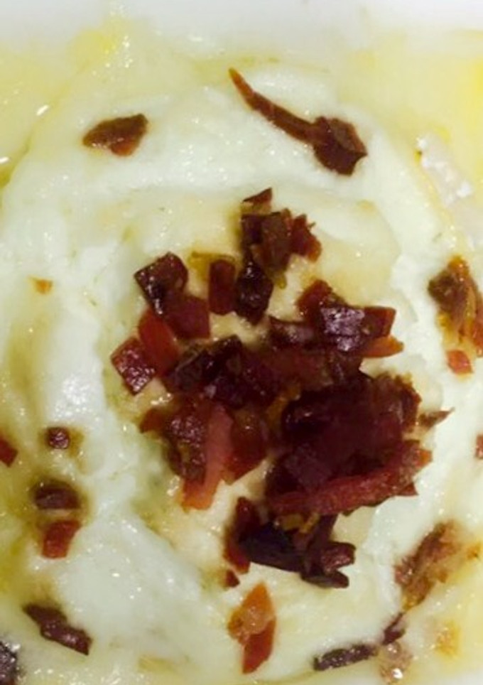 Una foto de Queso de cabra al horno con manzana caramelizada y taquitos de jamón