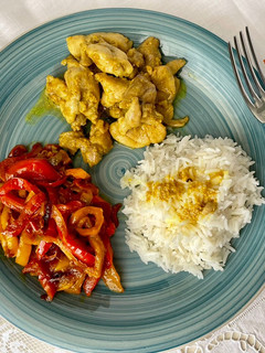Foto di Pollo e peperoni al curry con riso basmati
